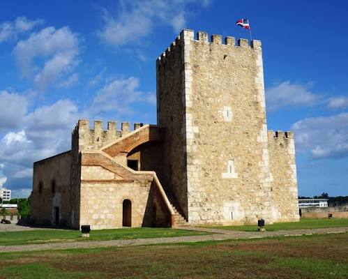 Fortaleza Ozama y Calle Las Damas